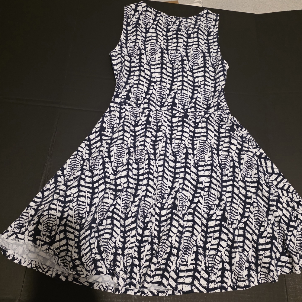 Elegant Navy and White Patterned Dress